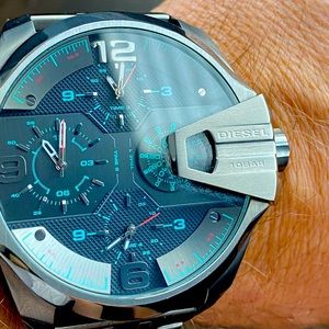 Diesel Uber Chief Black Dial men’s dual time watch DZ7372. Stainless steel band.